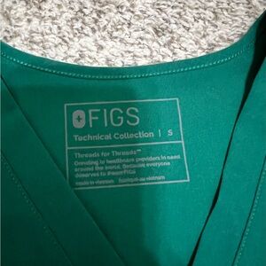 Figs scrub top